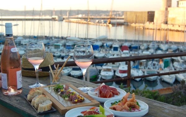 Apéritif en bord de mer à Marseille