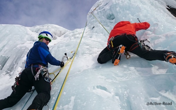 Cascade de glace avec un guide de haute montagne