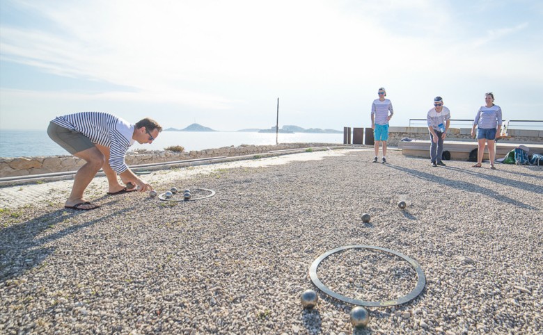 Animation petanque avec vue sur la mer à Marseille et en Provence
