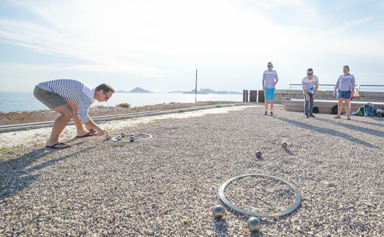 playing petanque up to the see in Marseille city