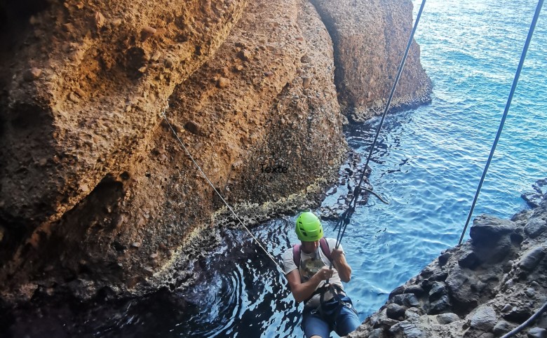 Rappel dans la calanque du Mugel à La Ciotat