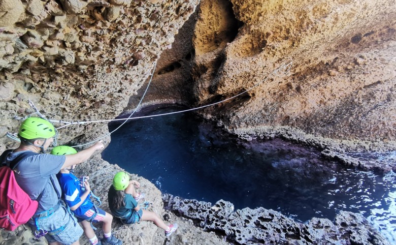 Tyrolienne au dessus l'eau dans la calanque du Mugel à La Ciotat